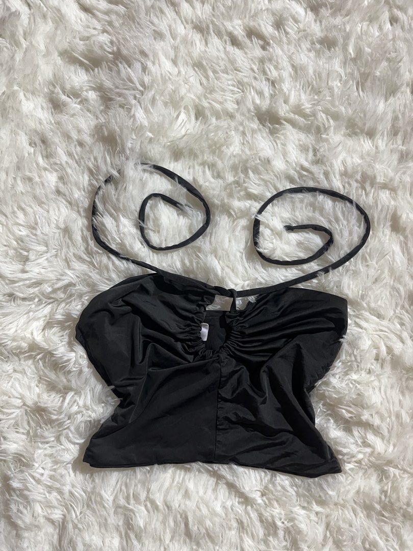 ruched halter neck croptop (Category: Sleeveless) located in Puerto Princesa. Submitted by kaydeclutter16 (Listing ID 1468592391, Image 1). Description: A ruched top that has Long, thin fabric ties designed to wrap around the neck..