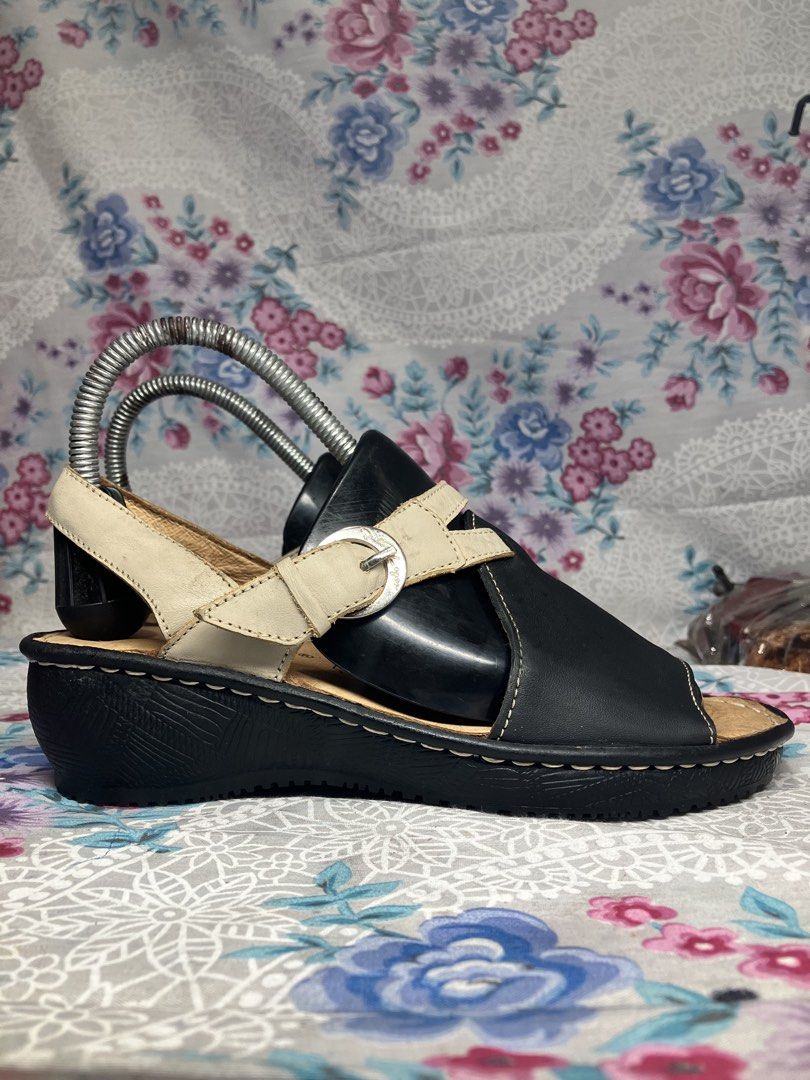 RUSTY LOPEZ TWO TONE LEATHER SLINGBACK SANDALS (Category: Sandals) located in General Mariano Alvarez. Submitted by adonid (Listing ID 1468513819, Image 1). Description: RUSTY LOPEZ TWO TONE LEATHER SLINGBACK SANDALS GOOD CONDITION NORMAL SIGN OF USAGE SIZE 7.5 WOMEN.