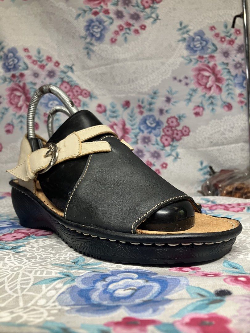 RUSTY LOPEZ TWO TONE LEATHER SLINGBACK SANDALS (Category: Sandals) located in General Mariano Alvarez. Submitted by adonid (Listing ID 1468513819, Image 2). Description: RUSTY LOPEZ TWO TONE LEATHER SLINGBACK SANDALS GOOD CONDITION NORMAL SIGN OF USAGE SIZE 7.5 WOMEN.
