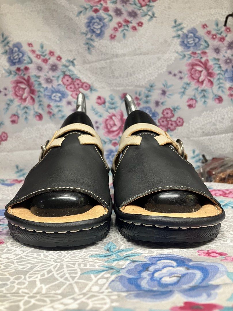 RUSTY LOPEZ TWO TONE LEATHER SLINGBACK SANDALS (Category: Sandals) located in General Mariano Alvarez. Submitted by adonid (Listing ID 1468513819, Image 3). Description: RUSTY LOPEZ TWO TONE LEATHER SLINGBACK SANDALS GOOD CONDITION NORMAL SIGN OF USAGE SIZE 7.5 WOMEN.