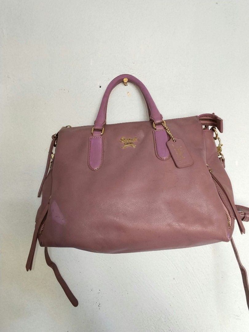 Salad 2way (Category: Shoulder Bags) located in Manila. Submitted by bagelyascollection (Listing ID 1468707694, Image 1). Description: salad 2way 3compartnent inside medium size may fade na paint.