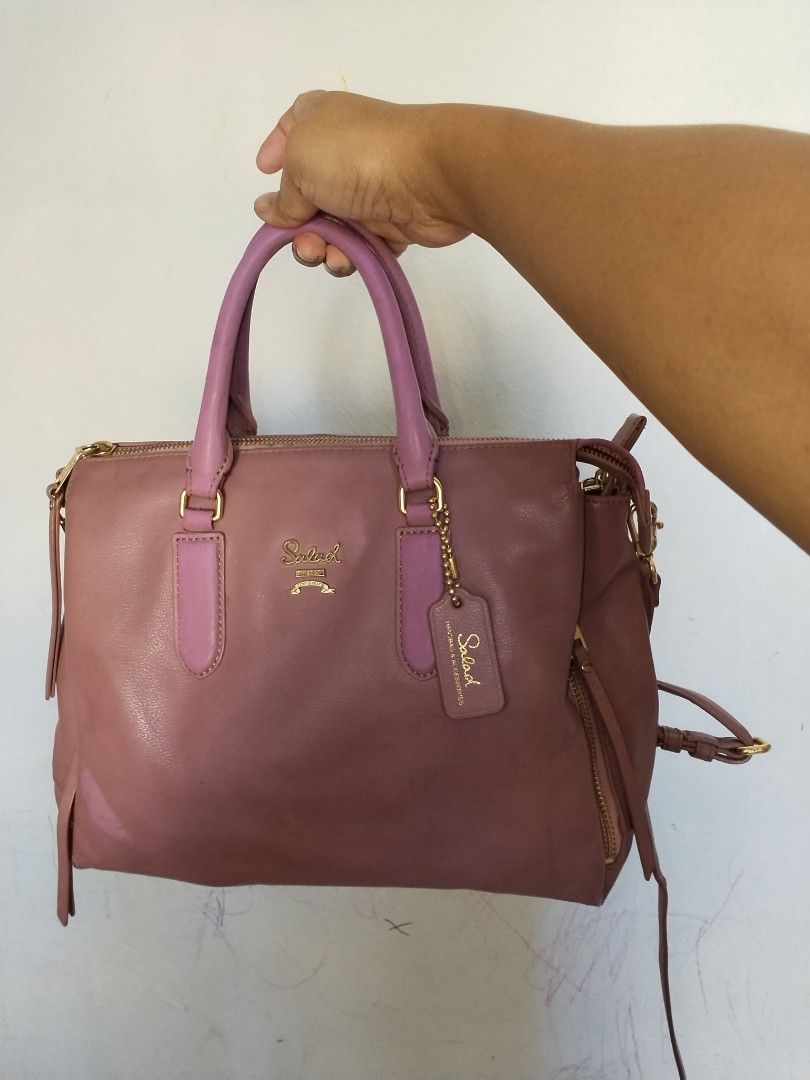 Salad Medium size (Category: Cross-body Bags) located in Cavite. Submitted by bagssection04 (Listing ID 1468516121, Image 1). Description: Salad Medium burgandy color minimal fade lang.
