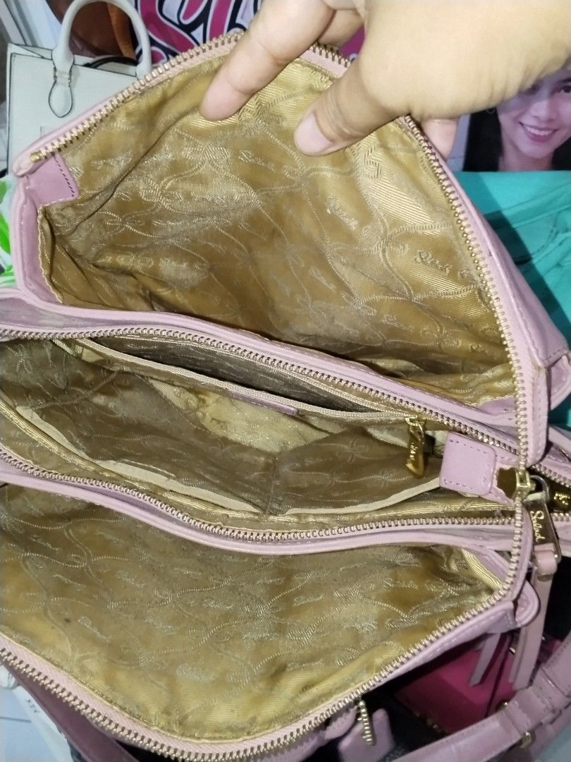 Salad Medium size (Category: Cross-body Bags) located in Cavite. Submitted by bagssection04 (Listing ID 1468516121, Image 3). Description: Salad Medium burgandy color minimal fade lang.