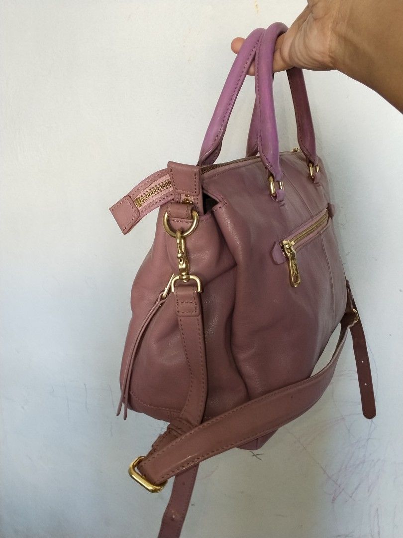 Salad Medium size (Category: Cross-body Bags) located in Cavite. Submitted by bagssection04 (Listing ID 1468516121, Image 2). Description: Salad Medium burgandy color minimal fade lang.