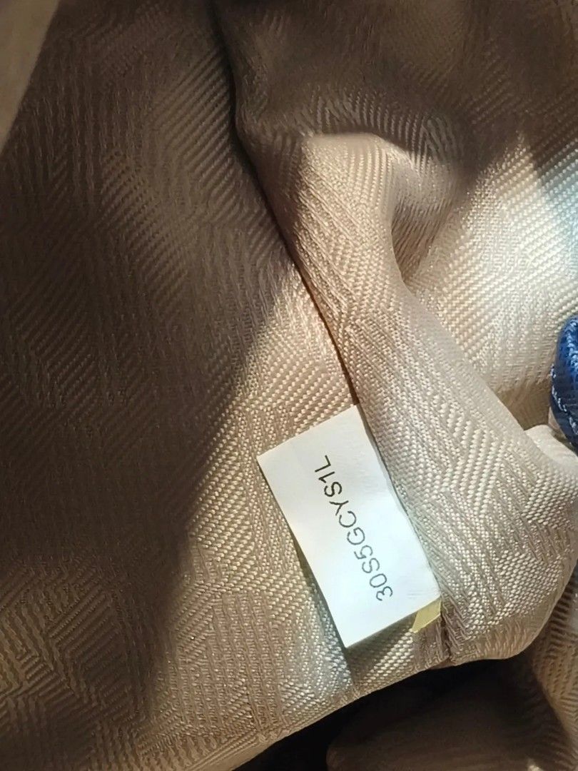 Sale! Original Michael Kors (Category: Shoulder Bags) located in Cabuyao City. Submitted by secondhand.shop.ph (Listing ID 1468528463, Image 3). Description: Sale❗️Sale❗️Sale❗️ ₱1,580 Original Michael Kors Navy blue Medium Pure genuine saffiano leather 📌First to pay!.