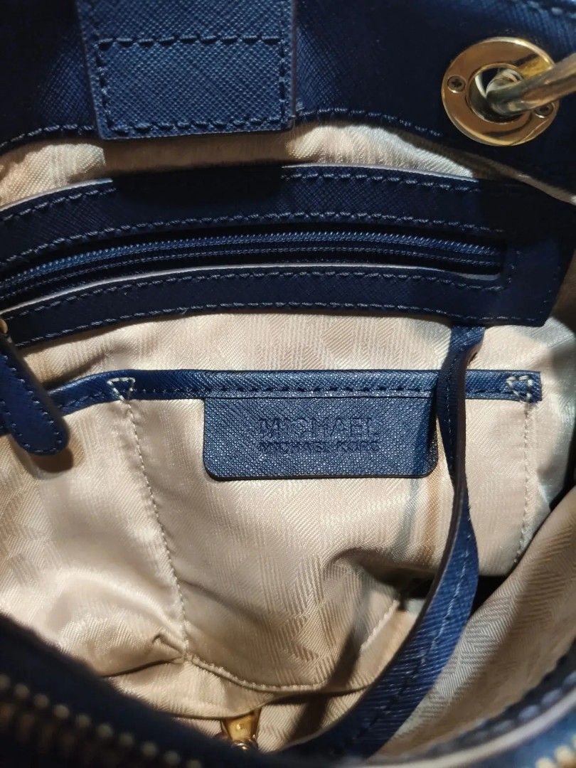Sale! Original Michael Kors (Category: Shoulder Bags) located in Cabuyao City. Submitted by secondhand.shop.ph (Listing ID 1468528463, Image 2). Description: Sale❗️Sale❗️Sale❗️ ₱1,580 Original Michael Kors Navy blue Medium Pure genuine saffiano leather 📌First to pay!.
