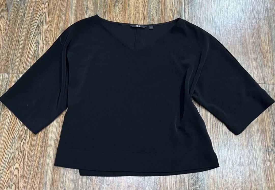 SALE‼️UNIQLO drape top (Category: Blouses) located in San Jose del Monte. Submitted by senorita_wella (Listing ID 1468600570, Image 2). Description: .