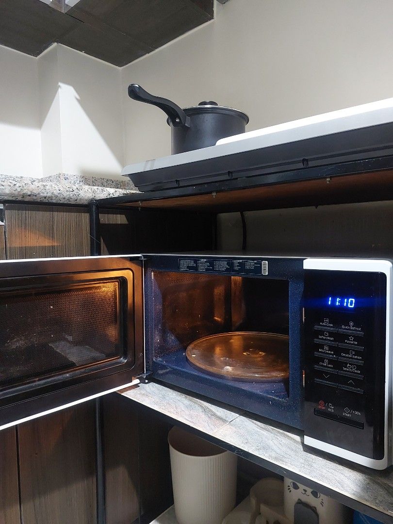Samsung Microwave Oven Ceramic Inside (Category: Ovens & Toasters) located in Pasay City. Submitted by hellophilippines (Listing ID 1468677941, Image 2). Description: - Brand: Samsung microwave oven - Condition: Powers on and functions normally, very clean interior - Interior: Ceramic inside cavity with glass turntable plate - Controls: Digital control panel with multiple cooking options, quick defrost, and LED display - Design: Sleek black glass