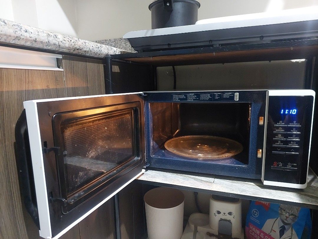 Samsung Microwave Oven Ceramic Inside (Category: Ovens & Toasters) located in Pasay City. Submitted by hellophilippines (Listing ID 1468677941, Image 3). Description: - Brand: Samsung microwave oven - Condition: Powers on and functions normally, very clean interior - Interior: Ceramic inside cavity with glass turntable plate - Controls: Digital control panel with multiple cooking options, quick defrost, and LED display - Design: Sleek black glass