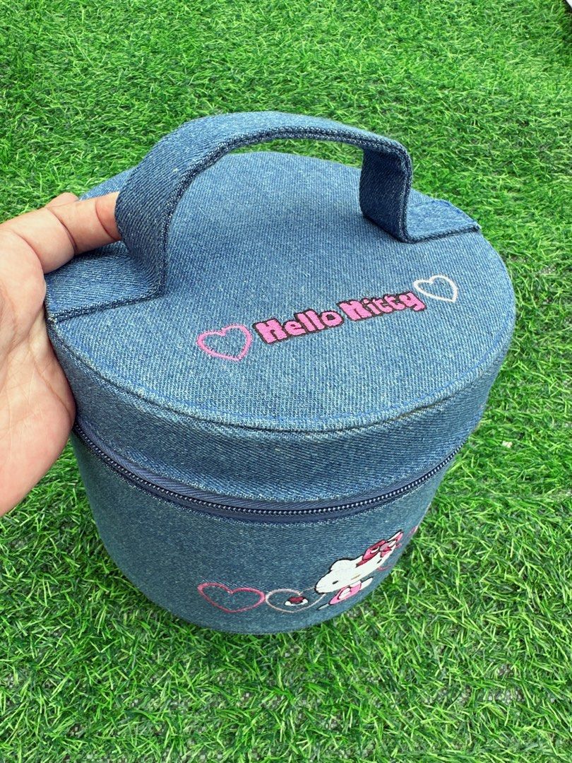 Sanrio Hello Kitty Denim Vanity Bag Makeup Case (Category: Purses & Pouches) located in Manila. Submitted by ronoarabbit.ph (Listing ID 1468627605, Image 2). Description: ‼️FLAW‼️ Tanggal na ung salamin, dikitan nyo nalang‼️ - Authentic Sanrio Kitty denim vanity case - Round shape with convenient top handle and double zippers - Adorable embroidered Kitty and pink hearts design on the front - Built-in mirror on the lid with handy brush holders ins