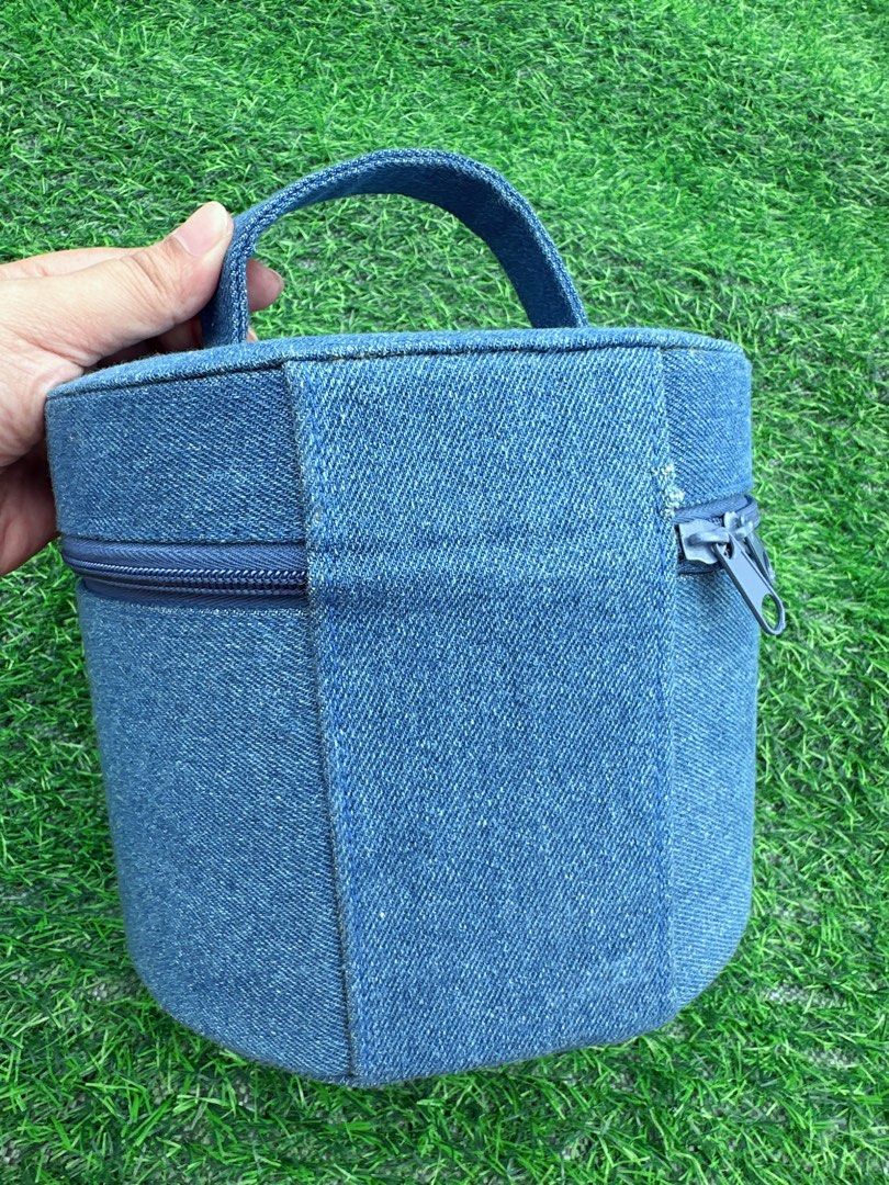 Sanrio Hello Kitty Denim Vanity Bag Makeup Case (Category: Purses & Pouches) located in Manila. Submitted by ronoarabbit.ph (Listing ID 1468627605, Image 3). Description: ‼️FLAW‼️ Tanggal na ung salamin, dikitan nyo nalang‼️ - Authentic Sanrio Kitty denim vanity case - Round shape with convenient top handle and double zippers - Adorable embroidered Kitty and pink hearts design on the front - Built-in mirror on the lid with handy brush holders ins