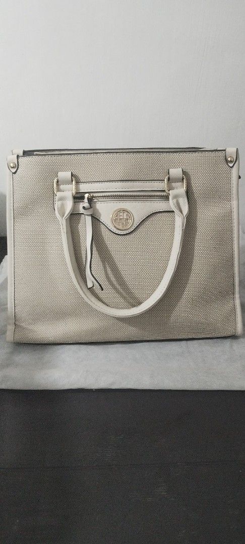 SECOSANA Tote/ Shoulder Bag (Category: Shoulder Bags) located in Marikina City. Submitted by jhazielle (Listing ID 1468513259, Image 3). Description: FOR SALE‼️ SECOSANA BAG ✅Style: Yelessi structured tote / shoulder bag ✅3 compartments with Exterior back and front zip pocket - interior 1 zip pocket and 2 slip-in pockets. ✅Comes with a dust bag. ✅Condition: Excellent, Good as new(used twice lang) well-maintained ✅ Original Price when bought Php 2