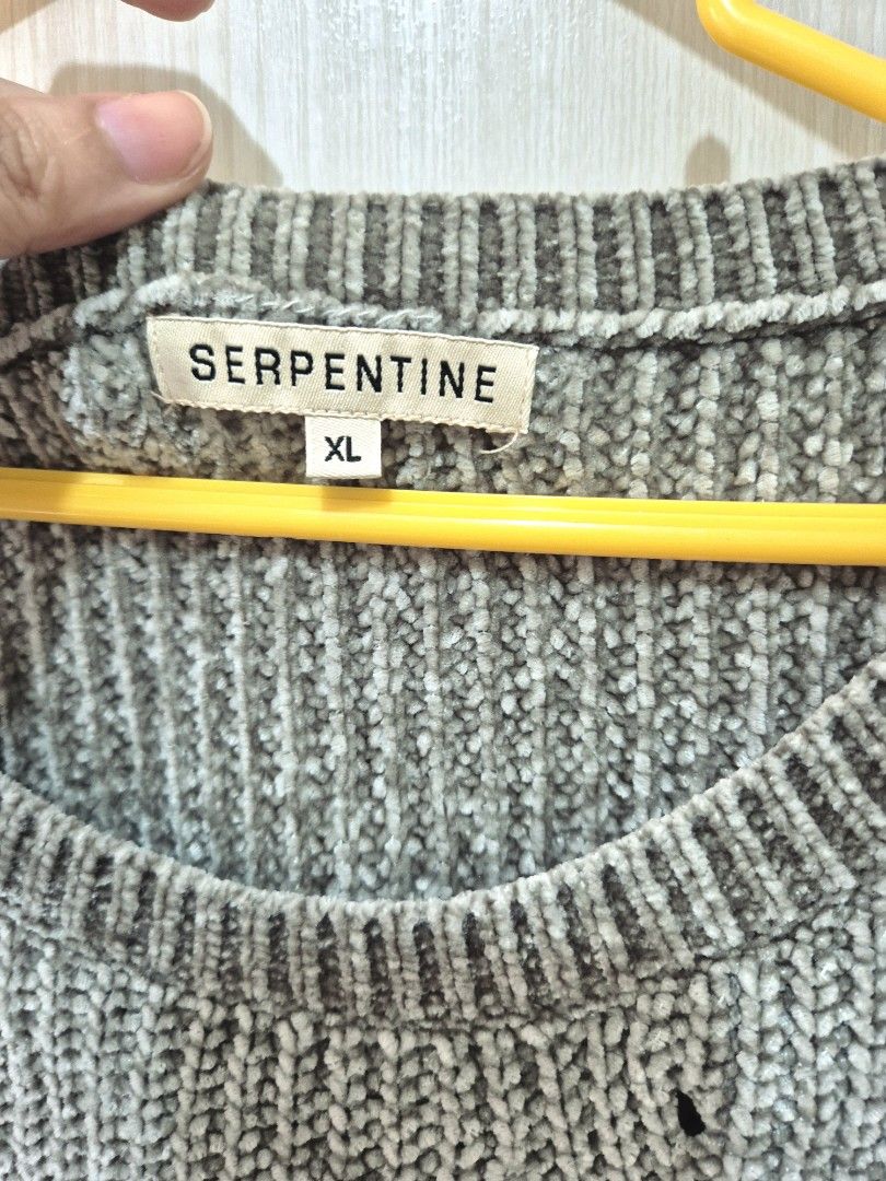 Serpentine Green Knit Sweater Size XL (Category: Longsleeves) located in San Mateo. Submitted by sellbypelle (Listing ID 1468609552, Image 3). Description: Pre loved 🌸 Brand: Serpentine XL up to 2XL Actual Measurements W: 25 (50 bust) L : 26 inch No Issue Location: Rizal 💰 Payment: GCash — pay first 📦 Shipping: + sf via J&T only 🗓️ Batch shipping: Once a week 💡 Actual color may vary slightly due to lighting and screen settings..
