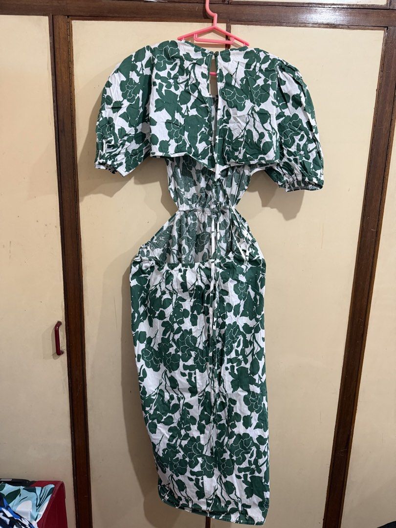 Shein Backless Green Dress Large (Category: Dresses) located in Manila. Submitted by preloved_new_forsale (Listing ID 1468514904, Image 2). Description: .