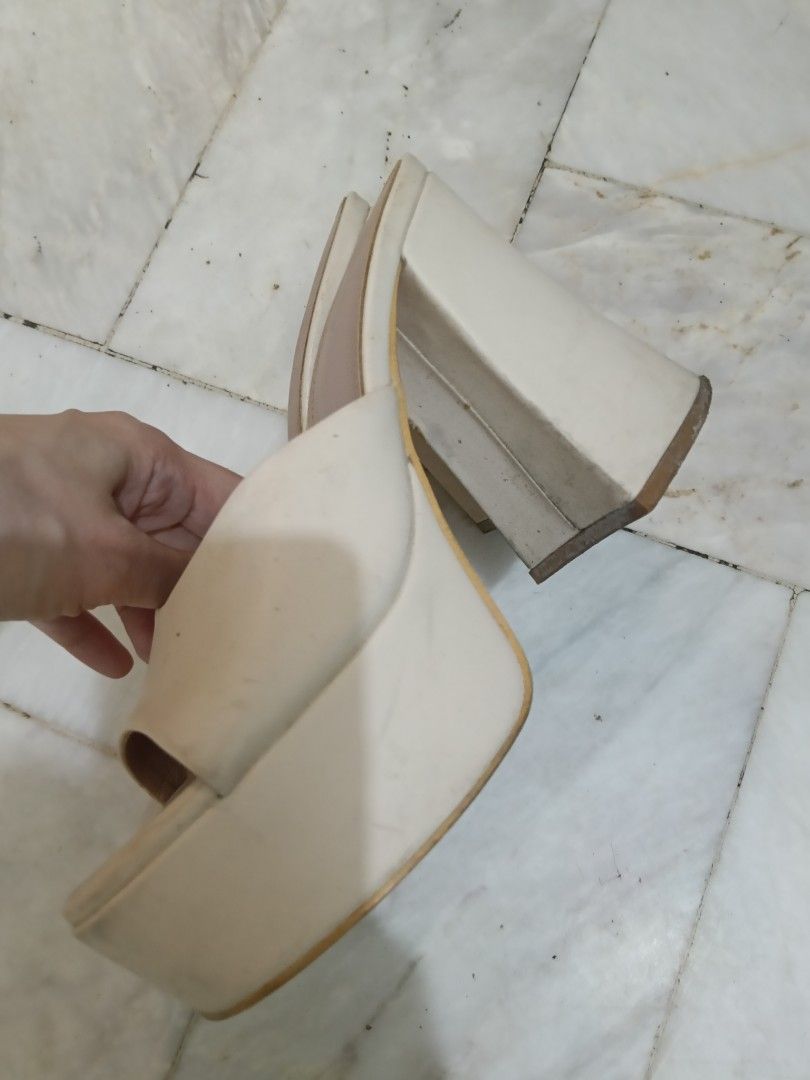 Shein beige platform sandals (Category: Sandals) located in Quezon City. Submitted by andrea11171999 (Listing ID 1468595942, Image 2). Description: .