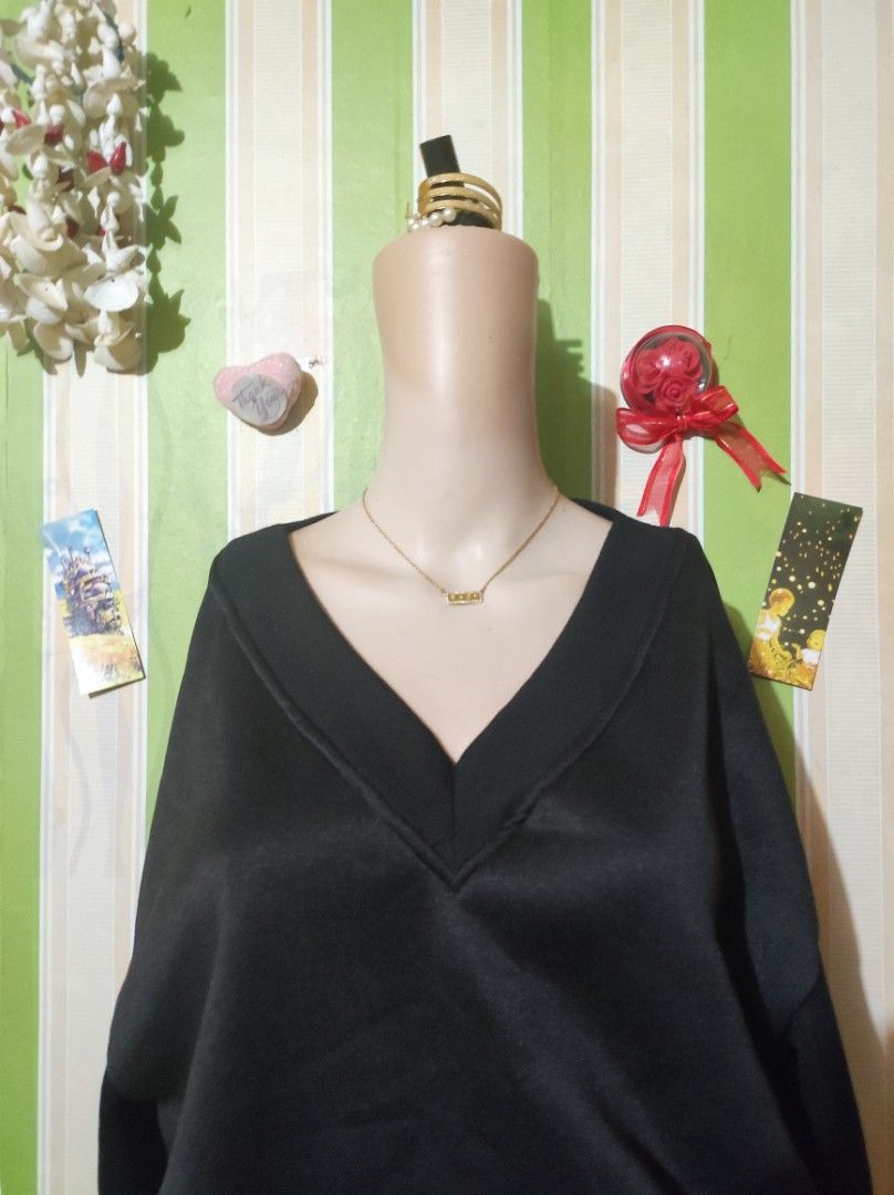 Shein Black V-Neck Oversized Sweater Size L (Category: Longsleeves) located in San Carlos. Submitted by rae.shellection (Listing ID 1468552650, Image 2). Description: - Brand: Shein - Color: Black - Size: L (EU 40/42, US 8/10) - Style: V-neck, drop shoulders, relaxed fit - Material: Thick fabric, perfect for layering and cold weather - Condition: Excellent, clean with no flaws or stains - Origin: Made in China.