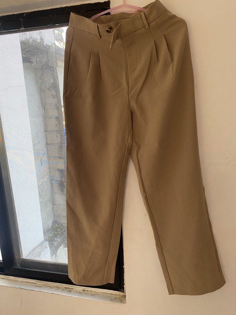 SHEIN DAZY BROWN BOTTOM BRAND NEW (Category: Other Bottoms) located in Pasig City. Submitted by avery4444 (Listing ID 1468710464, Image 3). Description: Never worn.