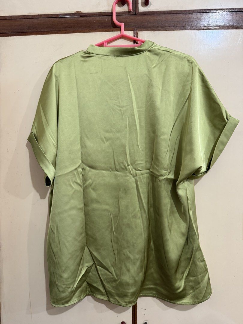 Shein Green Glossy Top Medium (Category: Blouses) located in Manila. Submitted by preloved_new_forsale (Listing ID 1468517437, Image 2). Description: .