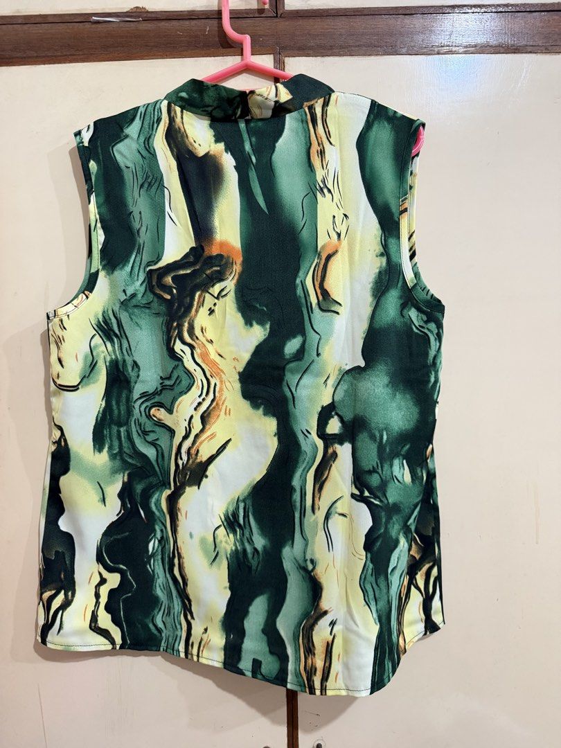 Shein Green Top Medium (Category: Sleeveless) located in Manila. Submitted by preloved_new_forsale (Listing ID 1468516922, Image 2). Description: .