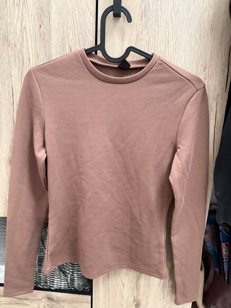 SHEIN MOCHA BROWN LONG SLEEVE TOP (Category: Longsleeves) located in Quezon City. Submitted by dianneechloee (Listing ID 1468600013, Image 1). Description: 🤎 SHEIN MOCHA BROWN LONG SLEEVE TOP ☕🎀 the perfect basic for your clean girl ootds! 🤎 super easy to style with jeans, skirts, or sweatpants for that effortless cute look 🧸🩰 ♡ brand: SHEIN ♡ color: mocha brown 🤎 ♡ size: Petite Small ♡ condition: Never been used ♡ price: ₱60 ୨ৎ shipping vi