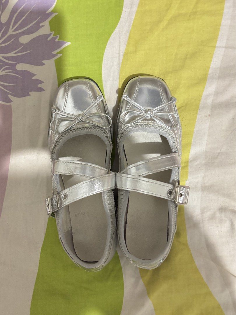 silver mary janes (Category: Flats & Sandals) located in Manila. Submitted by iyahpreloved_ (Listing ID 1468593607, Image 1). Description: size 39-40! 24.5 cm .