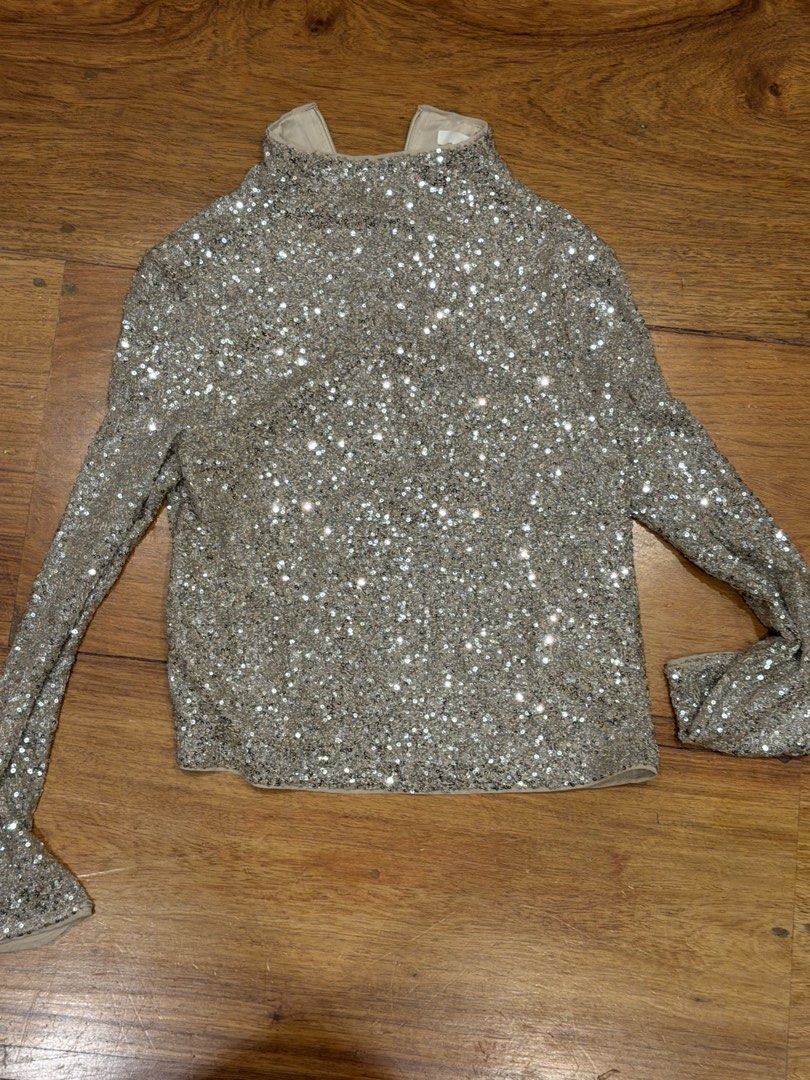 Silver Sequin Long Sleeve High Neck Top (Category: Longsleeves) located in Quezon City. Submitted by nic.man (Listing ID 1468669739, Image 1). Description: - Style: Long sleeve silver sequin top with a high neckline - Fit: Fitted cut with stretchy fabric for comfort - Details: Fully covered in sparkling sequins, features a neutral lining visible at the collar - Occasion: Perfect for parties, clubbing, and night outs.