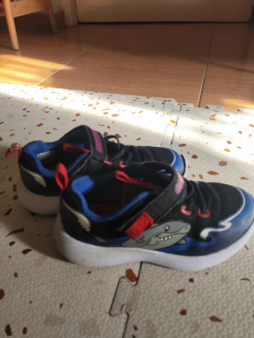 Skechers Rubber Shoes (Category: Babies & Kids Fashion) located in Taguig. Submitted by cleanupmomma (Listing ID 1468507647, Image 2). Description: Please take time to read ❤️ Original UK 11 size 27/17-18CM Lightweight no box na flaws: pls see last photo pwede pa lagyan ng super glue Outgrown 📍washed and stored wyiwyg.