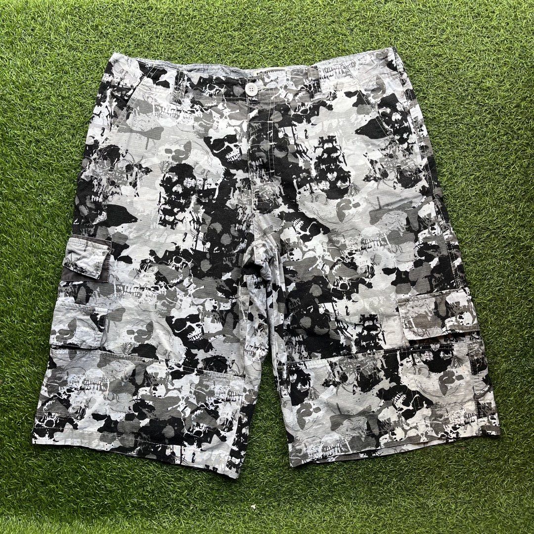 SKULL💀 CARGO SHORT (Category: Shorts) located in Binangonan. Submitted by nhogsmapula-24860 (Listing ID 1468582395, Image 1). Description: SKULL CARGO SHORT SIZE 36 no issue .
