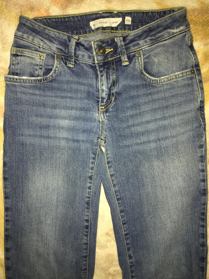 Soft Flare Jeans (Category: Jeans) located in Dasmarinas. Submitted by pepperronnie (Listing ID 1468601931, Image 2). Description: This is a pair of soft flare jeans 👖 Style details: - ✅ Cut: Flare / bootcut — fitted through hips and thighs, then gently widens from the knee down ​ - ✅ Rise: Mid-rise waist ​ - ✅ Wash: Medium blue denim with subtle fading ​ - ✅ Brand: Denizen (by Levi's) — label says "Soft Flare" ​ - ✅ Vibe: Classic, flattering, a
