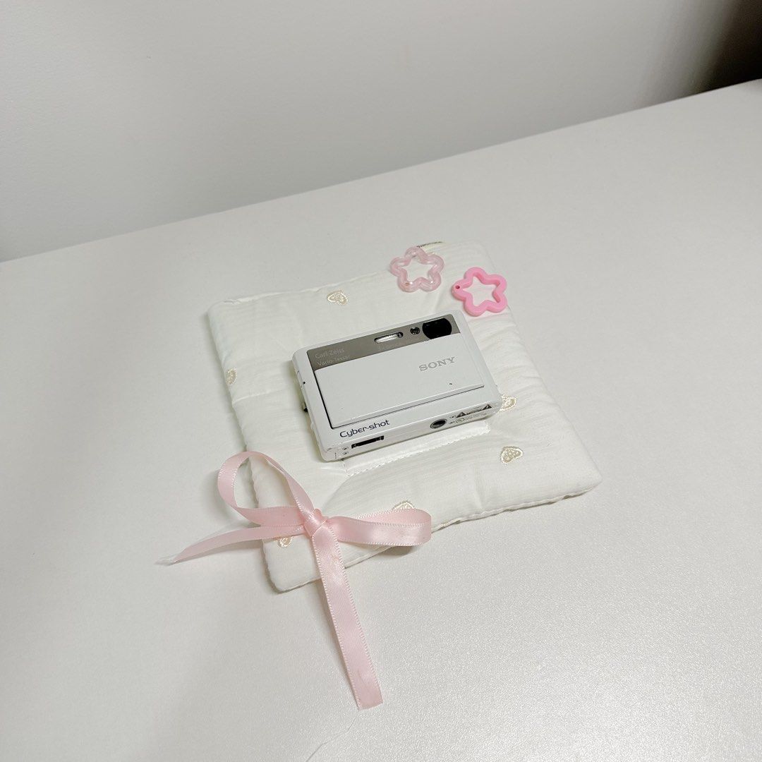 Sony Cyber-shot dsc t20 digicam Digital Camera White (Category: Cameras) located in Magalang. Submitted by nitch.digicams (Listing ID 1468590844, Image 1). Description: SONY CYBERSHOT DSC T20 NO FUNCTIONAL ISSUES❕ 8.1 megapixels SUPER HAD CCD sensor 3x optical zoom Body cosmetics: 8.5/10 fully functional✨ 𝙞𝙣𝙘𝙡𝙪𝙨𝙞𝙤𝙣𝙨 : unit, battery, memory card, charger and handstrap NOTE: - has minimal scratches & dents shipping nationwide LOC: pampang