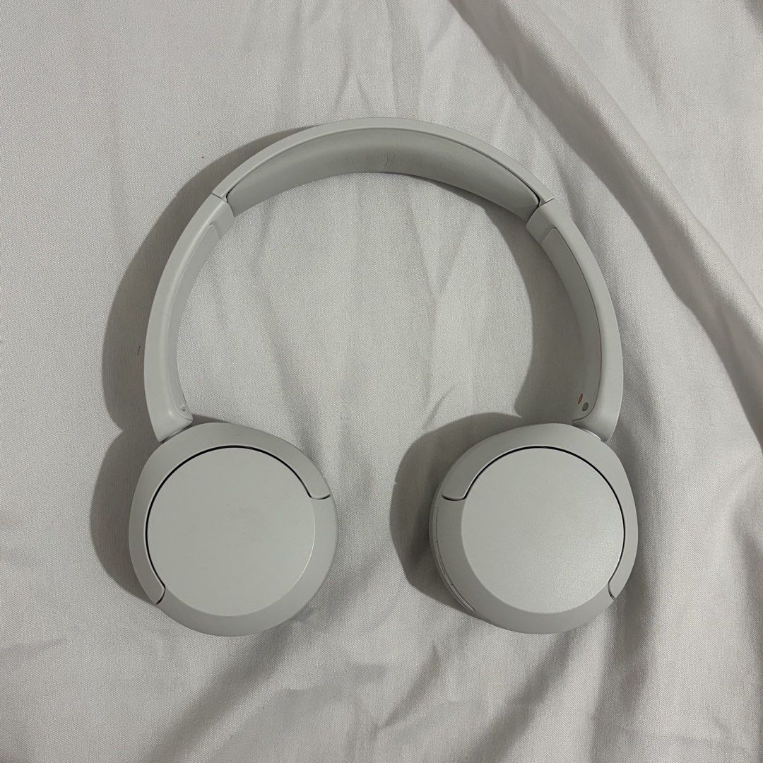 Sony WH-CH520 Wireless Headphones (White) (Category: Headphones & Headsets) located in Quezon City. Submitted by teragramzednetlig (Listing ID 1468666845, Image 1). Description: Bought in September. No issues, I’m only selling the item because I’m upgrading to wireless earbuds. No box. WYSIWYG. MOP: BDO Bank Transfer MOD: Shipping will be handled by the buyer; I prefer SDD. For any questions regarding the item or shipping, send me a message. .