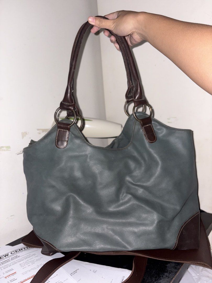 Sophie Martin Shoulder Bag (Category: Shoulder Bags) located in Manila. Submitted by iyadeclutters (Listing ID 1468564326, Image 2). Description: GOOD AS NEW! 10/10 pristine condition LEATHER RFS: Decluttering.
