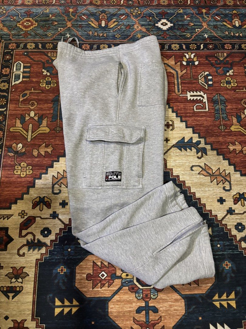 Southpole grey fleece cargo sweatpants (Category: Trousers) located in Caloocan City. Submitted by worthysupplies-83215 (Listing ID 1468653958, Image 3). Description: Southpole heather grey fleece cargo sweatpants featuring a side cargo pocket with the Southpole brand logo patch and zippered ankle cuffs. -fair condition (7/10) waist: 22-23 inches (adjustable) length: 42 inches leg hole: 9 inches .