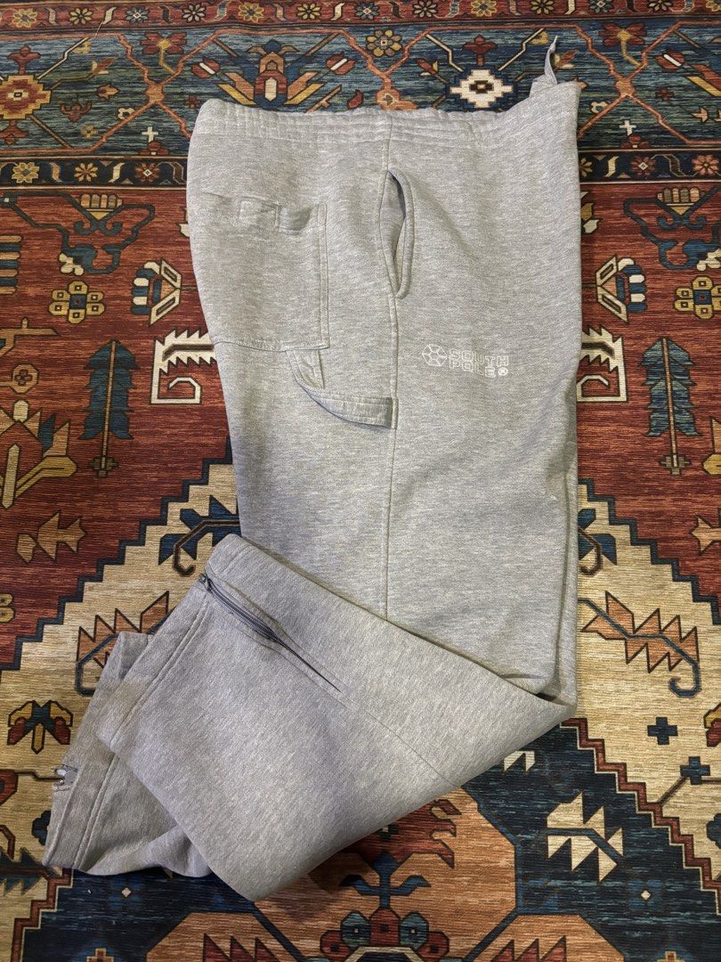 Southpole grey fleece cargo sweatpants (Category: Trousers) located in Caloocan City. Submitted by worthysupplies-83215 (Listing ID 1468653958, Image 2). Description: Southpole heather grey fleece cargo sweatpants featuring a side cargo pocket with the Southpole brand logo patch and zippered ankle cuffs. -fair condition (7/10) waist: 22-23 inches (adjustable) length: 42 inches leg hole: 9 inches .