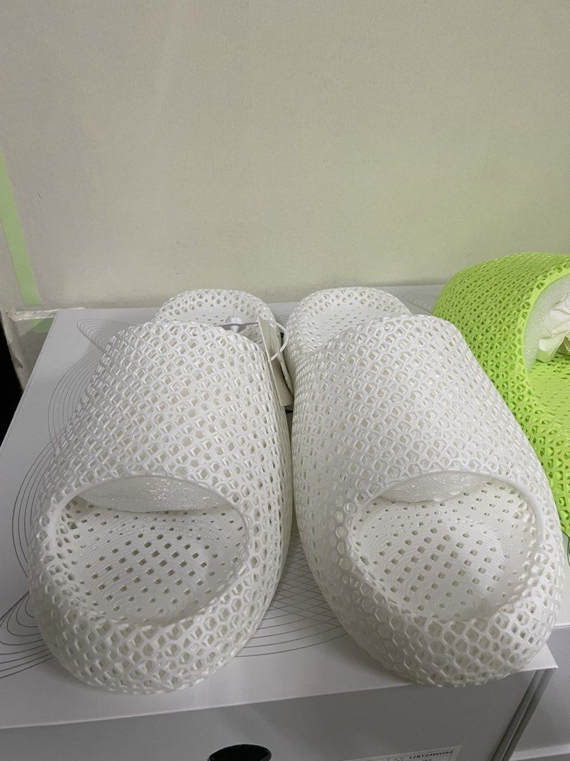 Staray Full 3D Slides White 44 (US11.5-12) (Category: Slippers & Slides) located in Quezon City. Submitted by drake0302 (Listing ID 1468538690, Image 2). Description: For sale: staray full 3d slides white 44 , fit US11.5-12 , bnew with tag , complete with box / dustbag , authentic.