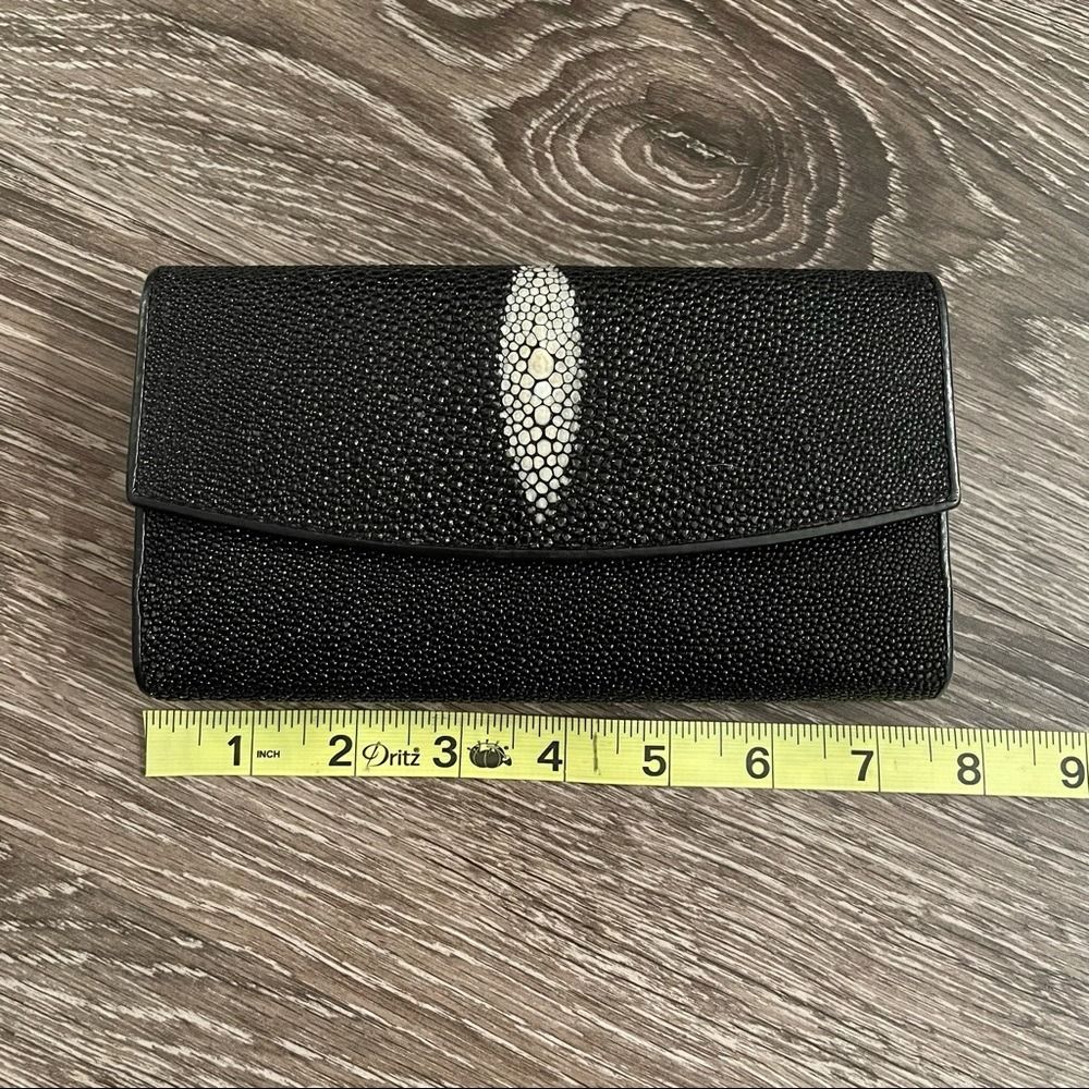 Stingray trifold wallet (Category: Wallets & Card holders) located in Lucena. Submitted by shoplingmood (Listing ID 1468694354, Image 1). Description: .