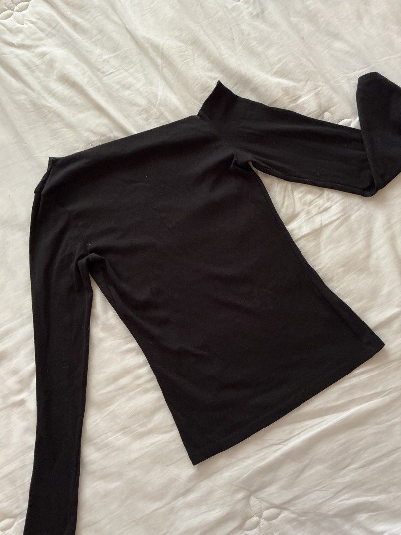 Stradivarius asymmetrical off-shoulder long sleeve top (Category: Longsleeves) located in Ozamiz City. Submitted by el.dmn (Listing ID 1468579502, Image 2). Description: only used once. i dont like how it fits me now. Size medium. can be delivered via lbc/j&t only or pickup/meetup in ozamiz area.