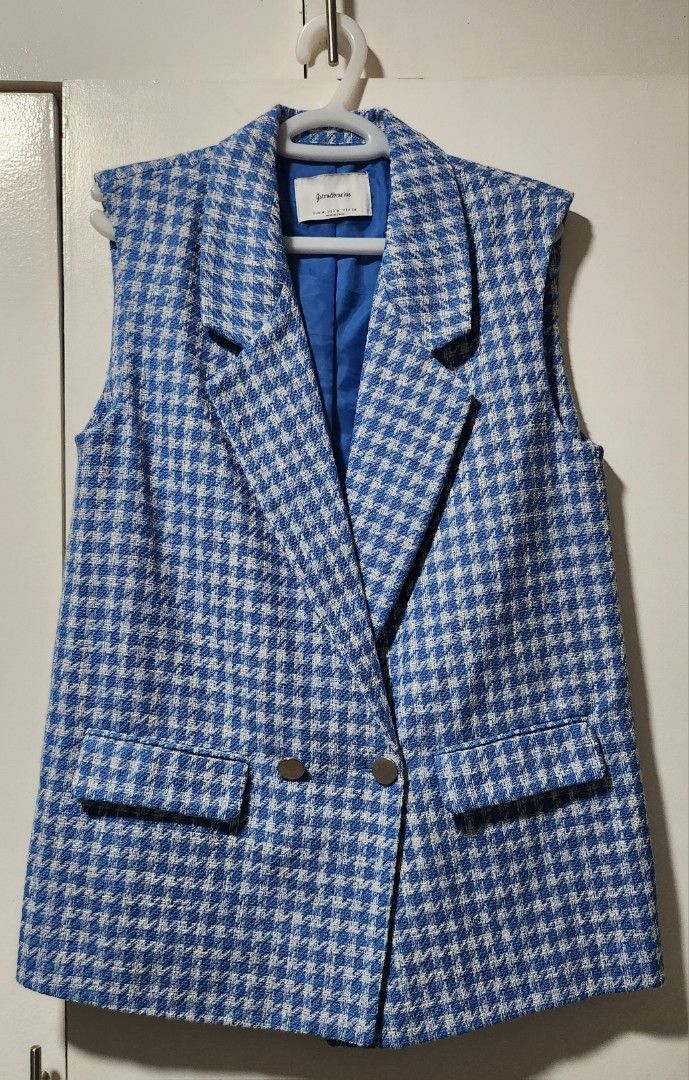 Stradivarius Blue White Houndstooth Tweed Vest Size M (Category: Sleeveless) located in Taytay. Submitted by luxebagcray (Listing ID 1468596621, Image 1). Description: - Brand: Stradivarius - Size: M - Pattern: Blue and white houndstooth - Material: Classic tweed-style textured fabric (Made in China) - Features: Double-breasted front with 2 buttons, hip flap pockets, fully lined in vibrant blue - Style: Sleeveless blazer, ideal for layering over 