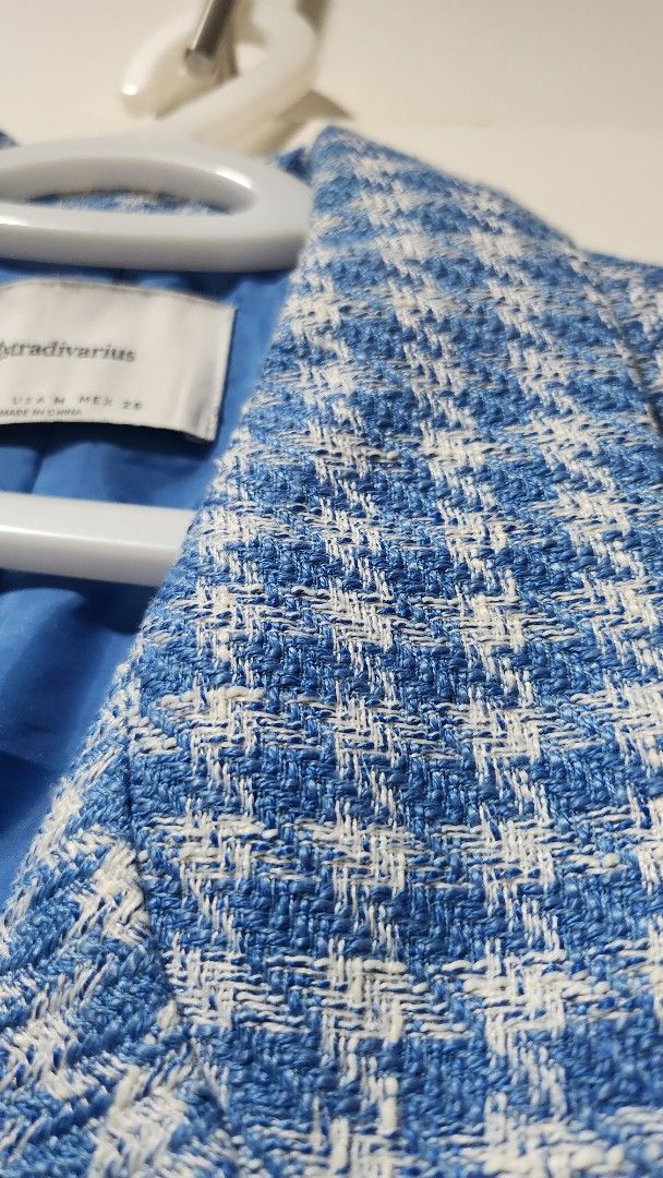 Stradivarius Blue White Houndstooth Tweed Vest Size M (Category: Sleeveless) located in Taytay. Submitted by luxebagcray (Listing ID 1468596621, Image 3). Description: - Brand: Stradivarius - Size: M - Pattern: Blue and white houndstooth - Material: Classic tweed-style textured fabric (Made in China) - Features: Double-breasted front with 2 buttons, hip flap pockets, fully lined in vibrant blue - Style: Sleeveless blazer, ideal for layering over 