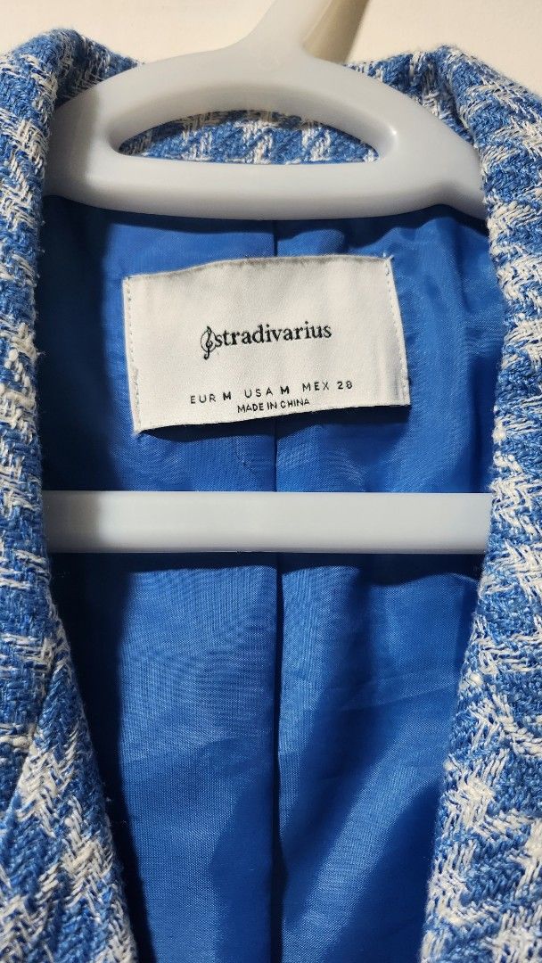 Stradivarius Blue White Houndstooth Tweed Vest Size M (Category: Sleeveless) located in Taytay. Submitted by luxebagcray (Listing ID 1468596621, Image 2). Description: - Brand: Stradivarius - Size: M - Pattern: Blue and white houndstooth - Material: Classic tweed-style textured fabric (Made in China) - Features: Double-breasted front with 2 buttons, hip flap pockets, fully lined in vibrant blue - Style: Sleeveless blazer, ideal for layering over 