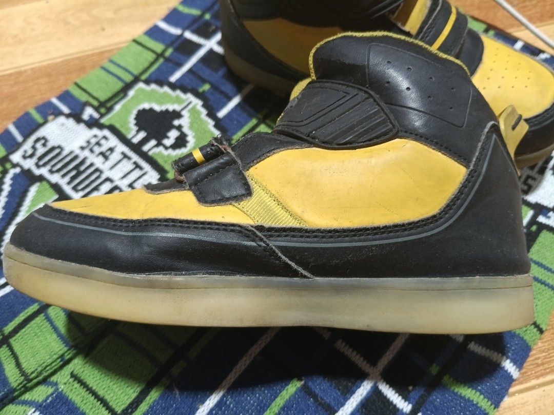 Stride Rite Transformers Bumblebee Light-Up High-Top Sneakers (Category: Babies & Kids Fashion) located in Manila. Submitted by missyblair61864 (Listing ID 1468663363, Image 3). Description: .