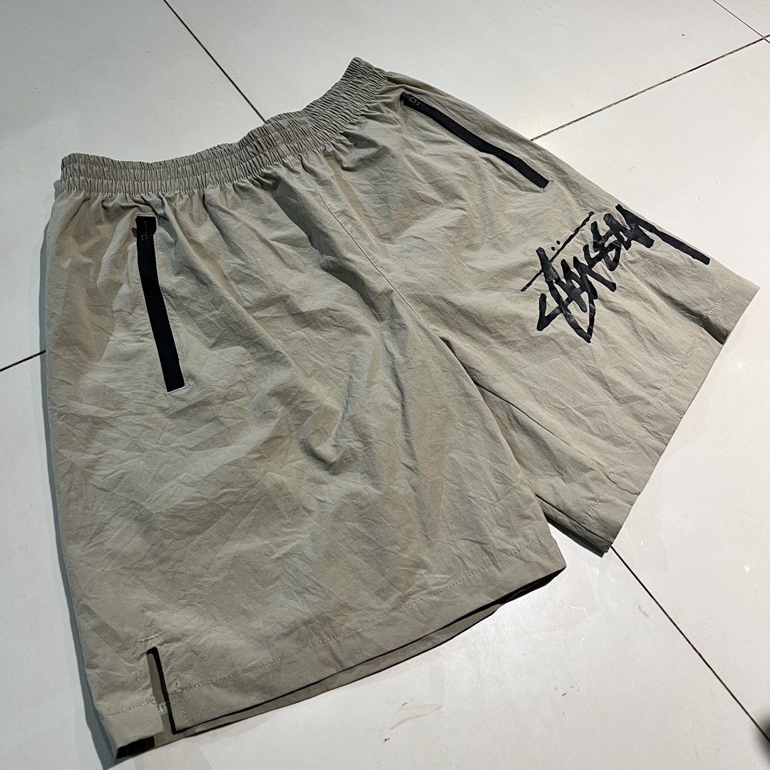 Stüssy Shorts (Category: Shorts) located in Valencia. Submitted by yaku_lux (Listing ID 1468506512, Image 1). Description: 28-32 waistline Best fit medium to large Excellent condition.