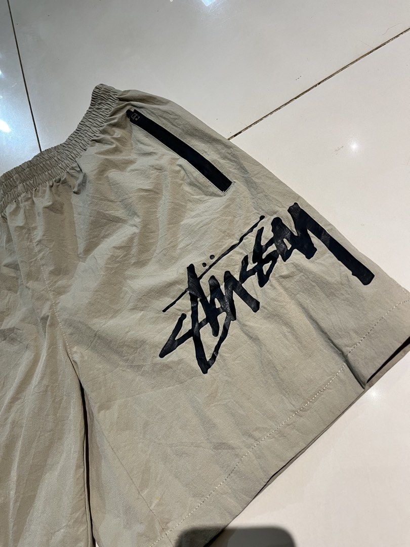 Stüssy Shorts (Category: Shorts) located in Valencia. Submitted by yaku_lux (Listing ID 1468506512, Image 3). Description: 28-32 waistline Best fit medium to large Excellent condition.