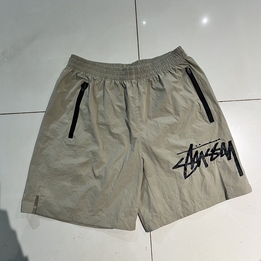 Stüssy Shorts (Category: Shorts) located in Valencia. Submitted by yaku_lux (Listing ID 1468506512, Image 2). Description: 28-32 waistline Best fit medium to large Excellent condition.