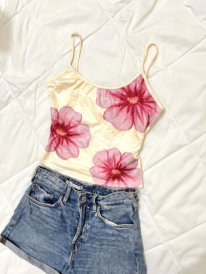 Summer Floral Top (Category: Sleeveless) located in Marikina City. Submitted by eloxade.ee (Listing ID 1468559955, Image 2). Description: 🪞s-m. 🏷️ mine 120 10/10!.