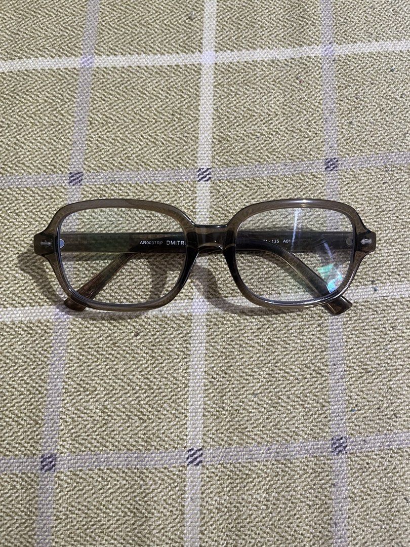 Sunnies dmitri in fog (Category: Sunglasses & Eyewear) located in Antipolo. Submitted by nominnnm (Listing ID 1468515512, Image 1). Description: Sunnies Anti rad Dmitri in Fog condition: Like new rfs: Hindi bagay yung shape sakin and hindi nagagamit.