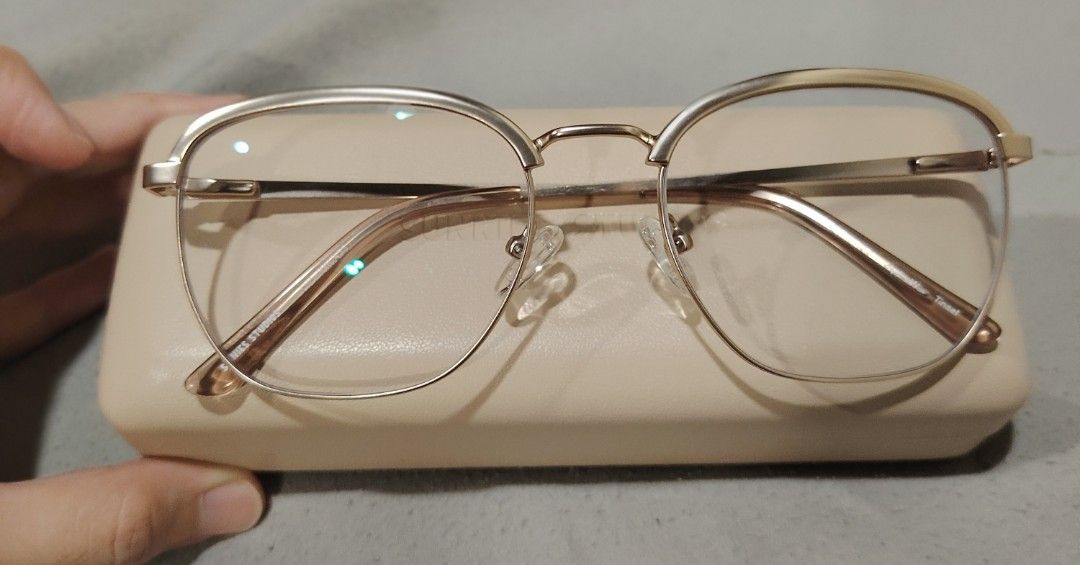 Sunnies Studios Clyde Tinsel Wide (Category: Sunglasses & Eyewear) located in Davao. Submitted by noelledeclutters (Listing ID 1468689826, Image 3). Description: -Brand new -You may have the lenses replaced with ones that match your prescription as these are currently prescription glasses. -RFS: I realized they're too big for my face. -Last price posted..