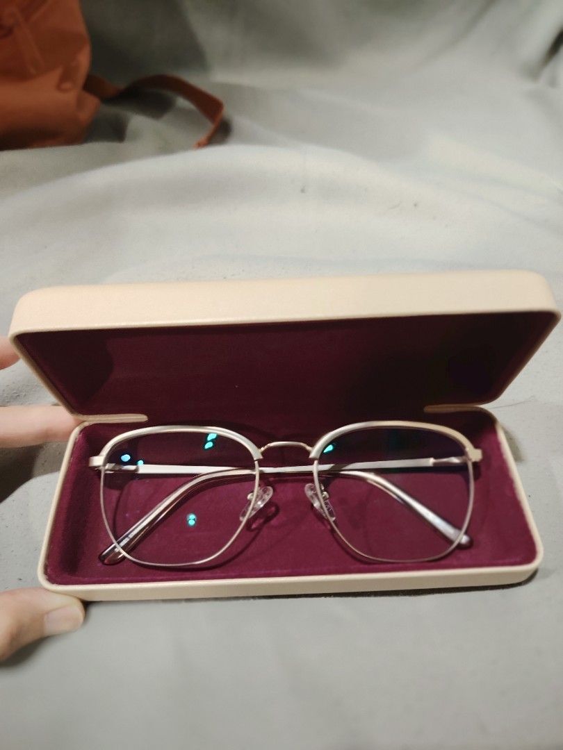 Sunnies Studios Clyde Tinsel Wide (Category: Sunglasses & Eyewear) located in Davao. Submitted by noelledeclutters (Listing ID 1468689826, Image 2). Description: -Brand new -You may have the lenses replaced with ones that match your prescription as these are currently prescription glasses. -RFS: I realized they're too big for my face. -Last price posted..