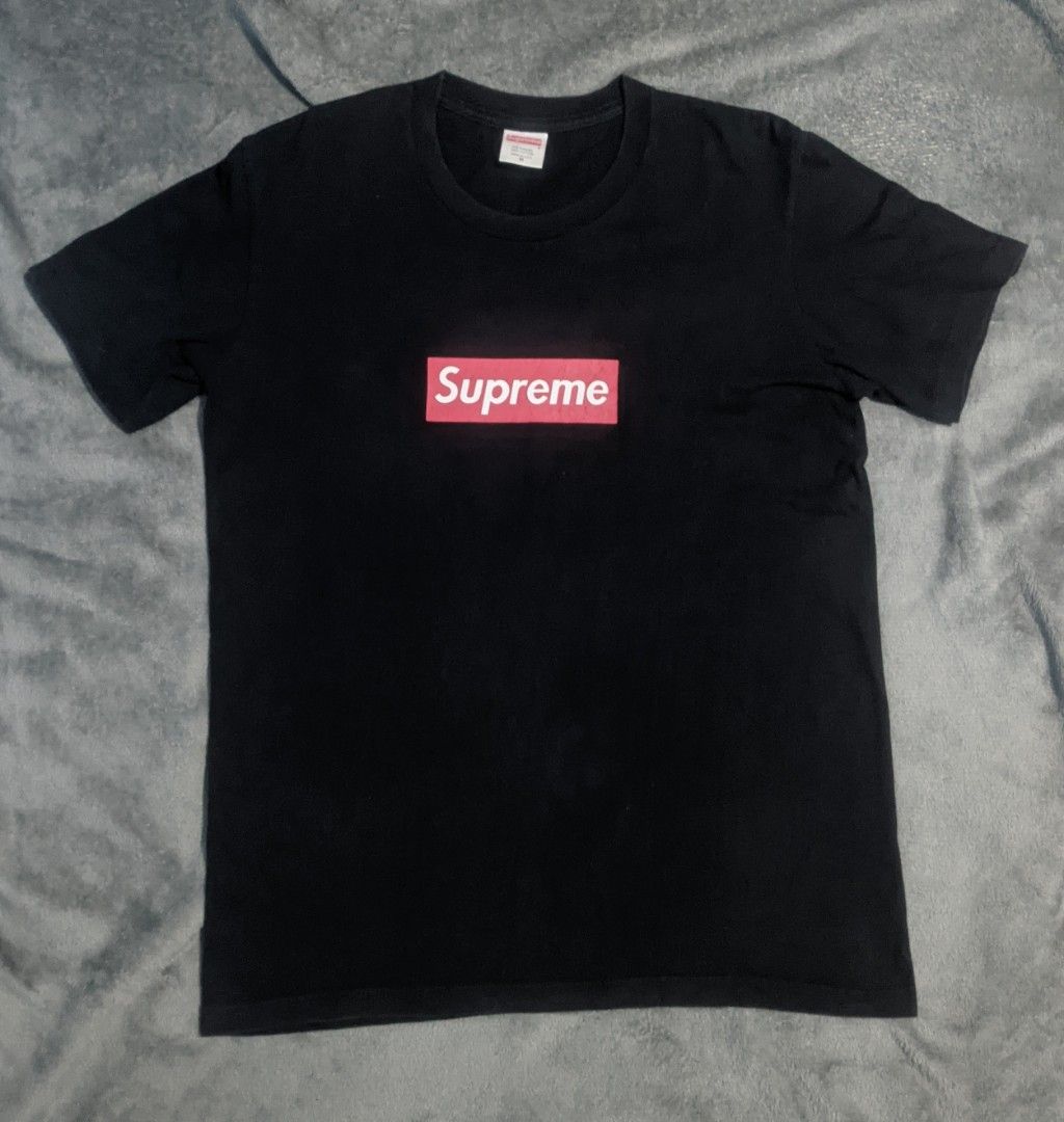 Supreme Box Logo (Category: Tshirts & Polo Shirts ) located in San Ildefonso. Submitted by tripniberto (Listing ID 1468664429, Image 1). Description: Supreme Dimes:19.5/27 Issue: Need wash, minimal hairlines Color Rate: 9/10(or better) (lighting may affect the color on images) MOP: gcash MOD: j&t(+sf) NO RUSH SHIPPING!!! (3-5days Ship out!) please manage your expectations this is ukay items PM if interested 📩 Bulacan 📍.