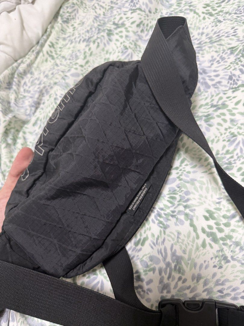 Supreme FW18 Black (Category: Belt bags, Clutches and Pouches) located in Angeles City. Submitted by hinjan297 (Listing ID 1468616585, Image 2). Description: used.